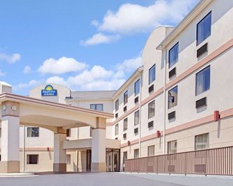 Days Inn & Suites by Wyndham Laurel Near Fort Meade - Laurel - Edificio