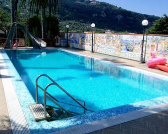 Agrinaturismo!nature Is Love For Life! Beauty Must Be Eaten And Lived! - Pontelatone - Pool