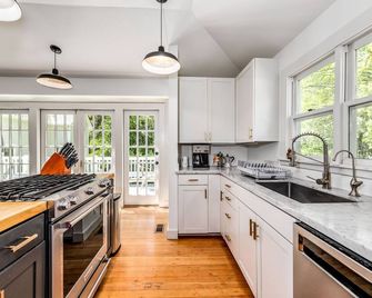 Modern Farmhouse With Hot Tub, Spacious Deck On 2 Acres! - Bainbridge Island - Cocina