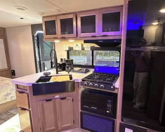 RV Oasis in Charming Downtown Deland - DeLand - Kuchyň