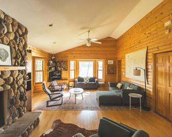 Multi-Family Lakeside Retreat - Grand Rapids - Вітальня