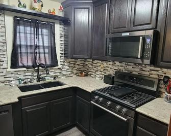 Nice home in downtown 1 block from theater - Torrington - Кухня