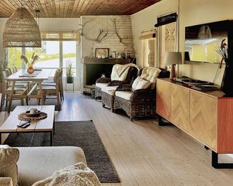 Stunning home in Hjälteby with kitchen - Hjälteby - Vardagsrum