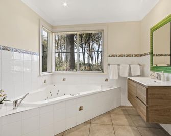 Waverley House Cottages - Lakes Entrance - Bathroom
