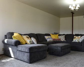 Newly renovated farm house in Alton, UT. Within 45 minutes of Bryce and Zion. - Alton - Sala de estar