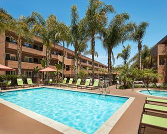 Mission View Inn & Suites San Diego Sea World - Zoo - סן דייגו - בריכה