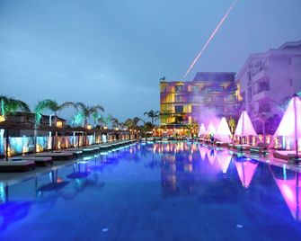 Regina Palm Resort - Orikum - Basen