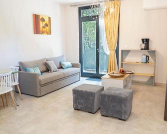 Charming 1-bedroom apartment in delightful Chios and traditional Kampos area. - Chios - Living room