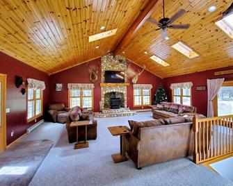 Club 39 Rental In The Heart Of The Manistee National Forest - Luther - Sala de estar