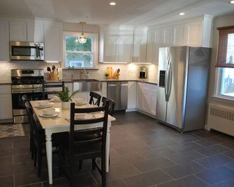 Charming recently reno'd 4-Bed Shore Home. Longer-term winter rates available - Margate City - Kitchen