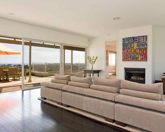 Sky High Majestic Views - Portsea - Living room