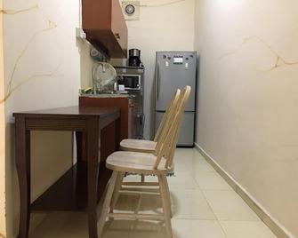Backpackers Place- 10 minutes walk from Central Bus Terminal - Abu Dhabi - Kitchen