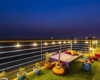 Madpackers Amritsar Bunks, Rooms, & Community - אמריצר - מרפסת