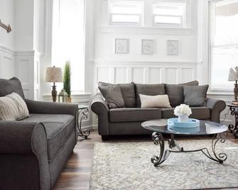 Perfect Pittsburgh Home Close To City & Airport - Pittsburgh - Wohnzimmer