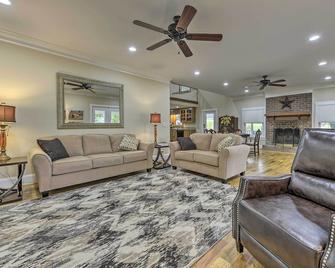 Remodeled Pittsboro Farmhouse Sitting on 220 Acres - Pittsboro - Living room