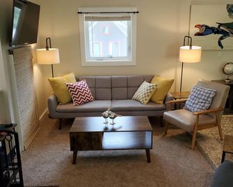 Cozy and quiet carriage house apartment in downtown Minturn. - Minturn - Living room