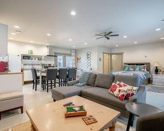 Suite 15 · A Simply 'Suite' Escape! - Leamington - Living room