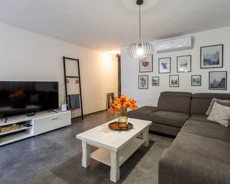 Awesome Apartment In Novigrad With Wifi - Funtana - Wohnzimmer