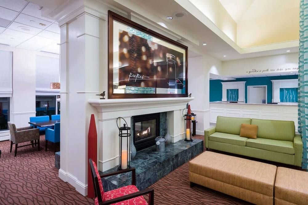Convenient Location w/ Free Parking & Fitness Center, Minutes to Roosevelt Park - Edison - Lounge