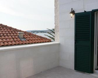 Guest House Jere Old Town - Rogoznica - Balkon