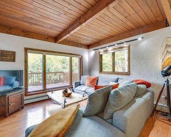 8 Mi to Attitash Mountain Resort Dreamy Mtn Home - Jackson - Living room