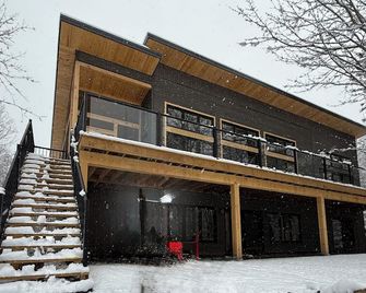 Wonderful Winter Escape at Sunny Shores Lakehouse - Barry's Bay - Building