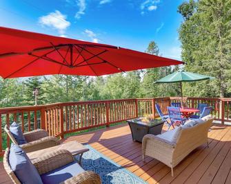 Spacious Eagle River Escape with Hot Tub and Views! - Eagle River - Balcón
