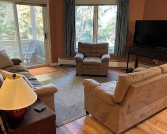 Lovely 2-bedroom condo at Stratton Mountain - Stratton - Living room