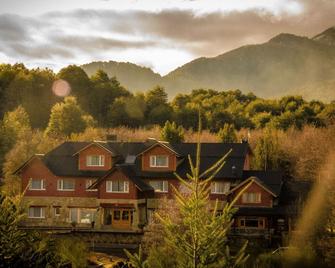 Alma Andina Hosteria - Villa La Angostura - Building