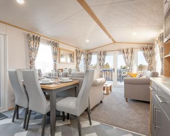 Lodge No 2 - St Andrews Lodge Park - Strathkinness - Dining room