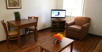 Affordable Suites - Greenville - Wohnzimmer