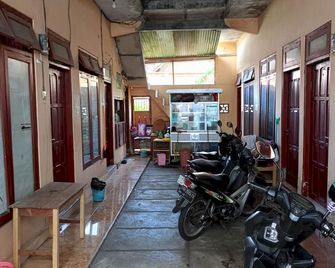 OYO Life 93712 Vanda Family - Blitar