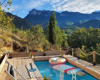 Authentic gîte, nature, calm, swimming pool, relaxation, activities and scents - Saillans - Piscina