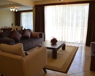 Norfolk Towers Serviced Apartments - Nairobi - Living room