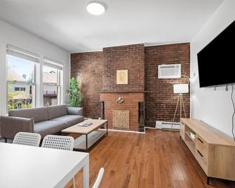 Shadyside, Pittsburgh, Modern and Cozy 1 Bedroom Unit3 with Free Parking - 피츠버그 - 거실