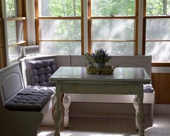 Stonehaven Cottages - \'The Turtle Cottage\' - Rice Lake - Living room