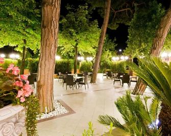 Hotel Belsoggiorno - Bellaria-Igea Marina - Patio