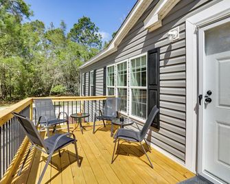 Charming Perry Home ~ 2 Mi to the Gulf! - Perry - Balkón