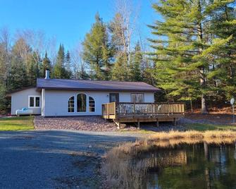 Charming house on wooded acreage 1/4 mi from Sackett Lk in Medford with WiFi, AC - Medford - Edificio