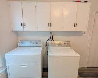 Spacious 3-bedroom apartment with WiFi, AC in enchanting Utica - Utica - Laundry facility