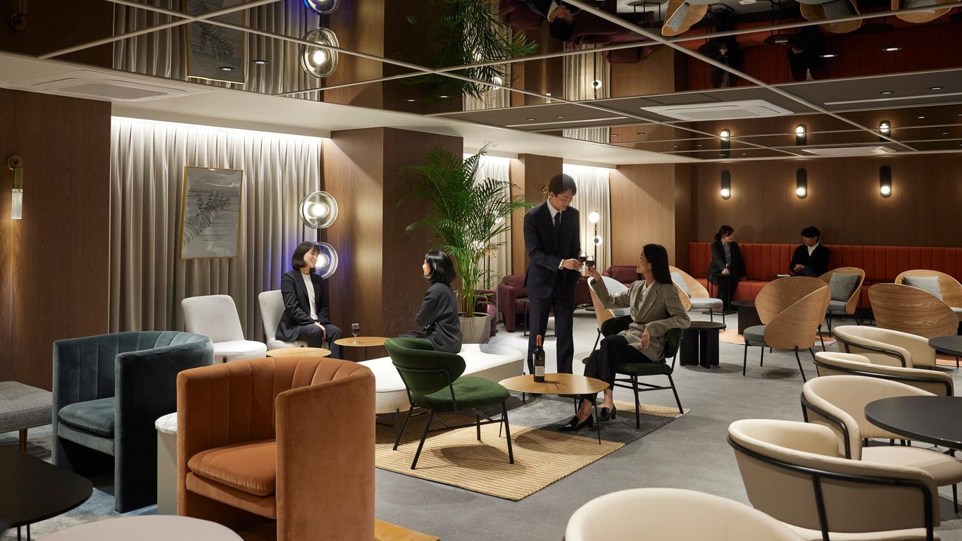 The Connoisseur Residence Hotel