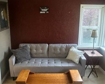 Artistic Apartment Near Downtown - Victoria - Sala de estar