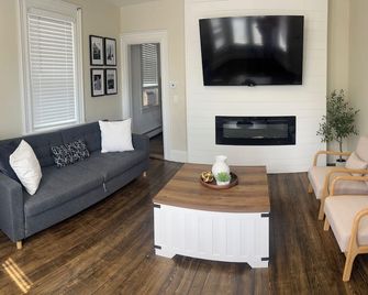 2BR. Free Parking. 30 Min from Gillette Stadium. 7 Min to Federal Hill - Providence - Sala de estar