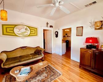 Rustic & charming full house with enclosed yard - Bisbee - Living room