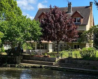 Waterfront Retreat: Spacious 6-Bedroom House with Parking, Modern Amenities, and Veranda for Relaxation - La Chartre-sur-le-Loir - Edificio