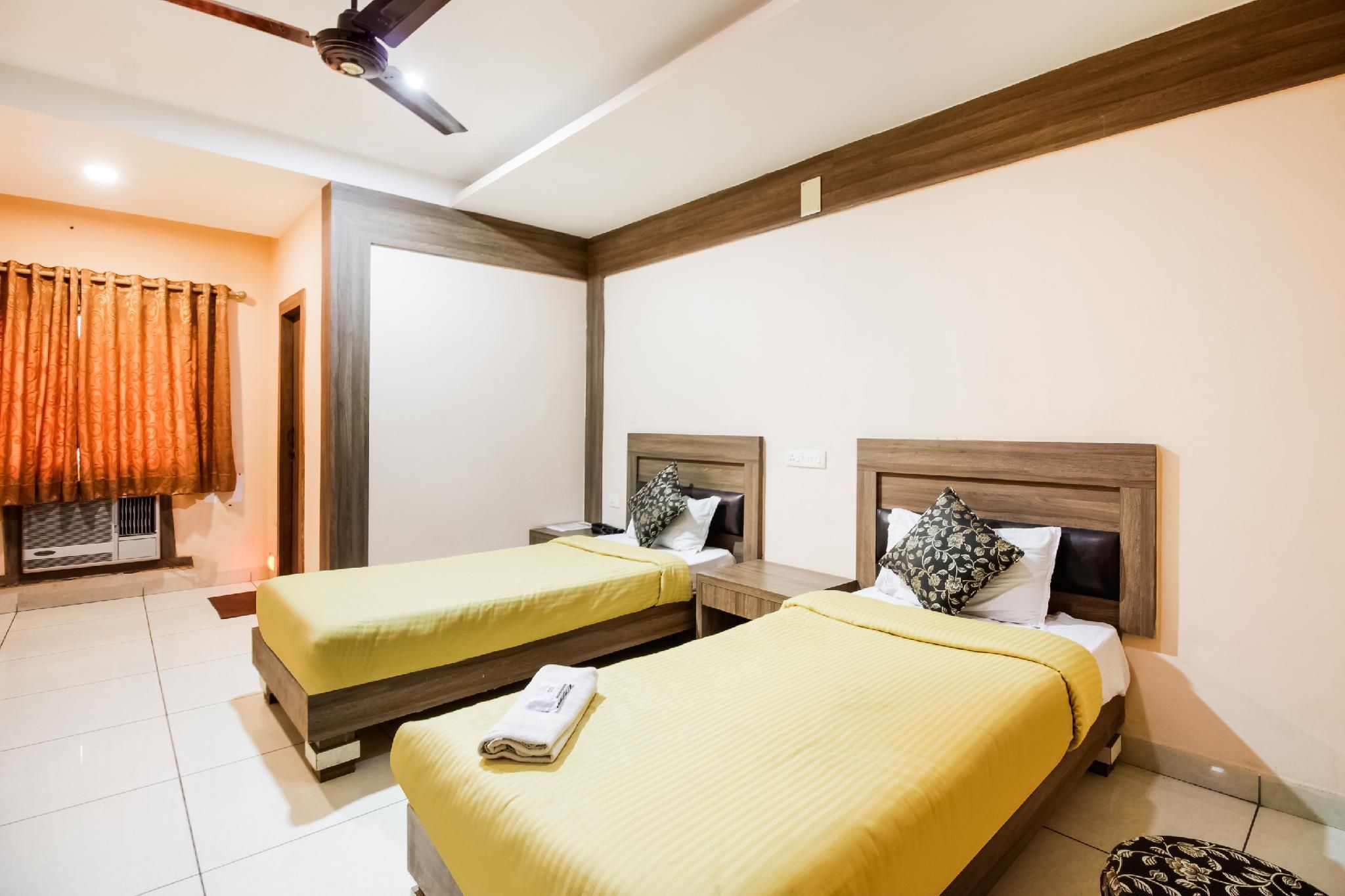 Spot On 38003 Hotel Vandana - גוואטי - חדר שינה