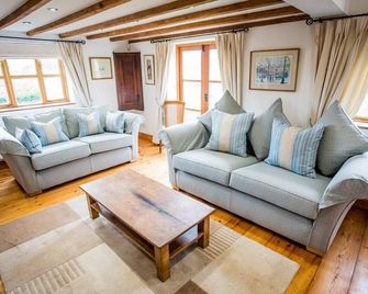 Beautiful 3 Bedroom Cottage - Picturesque Retreat - Lichfield - Living room