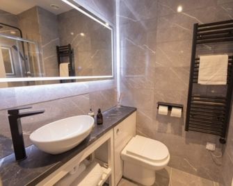 Loch Ness Clansman Hotel - אינברנס - חדר רחצה