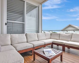 Bombora Beach House at Caves Beach Villas - Caves Beach - Huiskamer