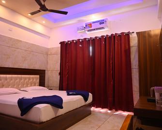 Blue Pearl Beach Guest House - Māvalli - Bedroom